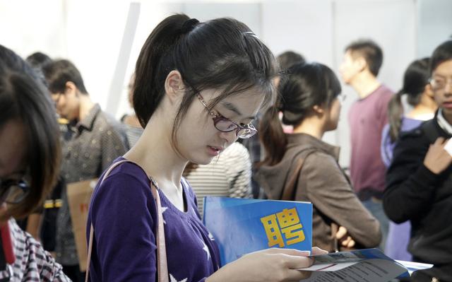 考證和學(xué)歷究竟哪個比較重要呢？網(wǎng)友們各有各的說法