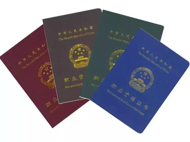 2019廣州入戶方式及所需條件    有很多想入戶廣州的朋友都很困惑， 廣州入戶需要滿足怎樣的條件呢? 其實(shí)，入戶廣州的方式有很多種， 但每種入戶方式所要求的條件又是不相同的。 而且每個(gè)人自身?xiàng)l件各不相同， 所以，想要入戶廣州， 也要根據(jù)自身情況選擇不同的入戶方式， 今天， 廣州德誠就來總結(jié)一下2019入戶方式都有哪些   一、積分入戶  適合人群：積分滿100分以上 積分入戶一年一次，而且有名額限制，即使申請了，也不一定百分百能成功。 比如2018年，在眾多的申請者當(dāng)中，只有大約7000個(gè)名額，競爭可是相當(dāng)激烈。  積分入戶的基本條件 年齡45周歲以下，即為1973年1月1日(含當(dāng)天)后出生 在廣州市辦理《廣東省居住證》，在有效期內(nèi) 在本市合法穩(wěn)定就業(yè)或創(chuàng)業(yè)并繳納社會(huì)保險(xiǎn)滿4年 積分總分?jǐn)?shù)滿100分 近5年曾受過刑事處罰的，不得申請積分制入戶 廣州積分入戶的積分體系包括基礎(chǔ)分、加分、減分三大類共12項(xiàng)指標(biāo)。   二、學(xué)歷/職稱入戶  適合人群：統(tǒng)招本科以上學(xué)歷或者自考本科擁有中級職稱; 學(xué)歷/職稱入戶的基本條件  具有博士研究生學(xué)歷，或具有博士學(xué)位，年齡需在50周歲以下。 具有碩士研究生學(xué)歷，或具有碩士學(xué)位的人員，年齡需在45周歲以下。 具有國內(nèi)普通高校全日制大學(xué)本科學(xué)歷并有學(xué)士學(xué)位，或具有國(境)外學(xué)士學(xué)位，或具有中級職稱的人員，年齡需在40周歲以下。 社保至少半年以上，有效的《廣東省居住證》，無違法犯罪記錄。  三、技能入戶  適合人群：18-44周歲，初中以上學(xué)歷。 技能入戶的基本條件  1.從事我市引進(jìn)技術(shù)技能人才職業(yè)目錄內(nèi)相關(guān)職業(yè); 2.獲得證書或考核認(rèn)定后，在本市工作、參加社會(huì)保險(xiǎn)滿半年以上; 3.滿足以下條件之一： (1)具有專業(yè)技術(shù)人員職業(yè)資格，年齡在40周歲以下; (2)具有技能人員職業(yè)資格，高級技師年齡在45周歲以下，技師年齡在40周歲以下，高級工年齡在35周歲以下; (3)從事我市產(chǎn)業(yè)發(fā)展急需的行業(yè)緊缺工種，年齡在40周歲以下 社保1年以上，有效的《廣東省居住證》，無違法犯罪記錄。   選擇最適合自己的入戶方式 申請門檻低 入戶名額無限制的 技能入戶 可能是大多數(shù)人最好選擇    可是作為技能入戶中的“攔路虎”--技能證書是最難獲取的，自身沒有的，需要通過去培訓(xùn)、學(xué)習(xí)得到，這過程的艱辛，體會(huì)過的才會(huì)懂。 不過，只要付出過，就會(huì)有收獲 廣州德誠昨天新出爐一大批技能證書         這就是大家努力的回報(bào)。 廣州德誠恭喜順利拿到證書的小伙伴  溫馨提示 無論是技能入戶還是職稱入戶，都不要錯(cuò)過5月份考試，現(xiàn)已開始報(bào)名，培訓(xùn)學(xué)習(xí)兩個(gè)月，剛好上戰(zhàn)場考證;
