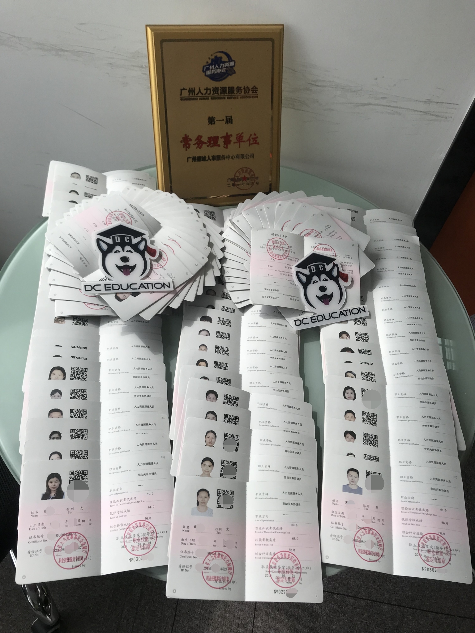 2019廣州入戶方式及所需條件    有很多想入戶廣州的朋友都很困惑， 廣州入戶需要滿足怎樣的條件呢? 其實(shí)，入戶廣州的方式有很多種， 但每種入戶方式所要求的條件又是不相同的。 而且每個(gè)人自身?xiàng)l件各不相同， 所以，想要入戶廣州， 也要根據(jù)自身情況選擇不同的入戶方式， 今天， 廣州德誠就來總結(jié)一下2019入戶方式都有哪些   一、積分入戶  適合人群：積分滿100分以上 積分入戶一年一次，而且有名額限制，即使申請了，也不一定百分百能成功。 比如2018年，在眾多的申請者當(dāng)中，只有大約7000個(gè)名額，競爭可是相當(dāng)激烈。  積分入戶的基本條件 年齡45周歲以下，即為1973年1月1日(含當(dāng)天)后出生 在廣州市辦理《廣東省居住證》，在有效期內(nèi) 在本市合法穩(wěn)定就業(yè)或創(chuàng)業(yè)并繳納社會(huì)保險(xiǎn)滿4年 積分總分?jǐn)?shù)滿100分 近5年曾受過刑事處罰的，不得申請積分制入戶 廣州積分入戶的積分體系包括基礎(chǔ)分、加分、減分三大類共12項(xiàng)指標(biāo)。   二、學(xué)歷/職稱入戶  適合人群：統(tǒng)招本科以上學(xué)歷或者自考本科擁有中級職稱; 學(xué)歷/職稱入戶的基本條件  具有博士研究生學(xué)歷，或具有博士學(xué)位，年齡需在50周歲以下。 具有碩士研究生學(xué)歷，或具有碩士學(xué)位的人員，年齡需在45周歲以下。 具有國內(nèi)普通高校全日制大學(xué)本科學(xué)歷并有學(xué)士學(xué)位，或具有國(境)外學(xué)士學(xué)位，或具有中級職稱的人員，年齡需在40周歲以下。 社保至少半年以上，有效的《廣東省居住證》，無違法犯罪記錄。  三、技能入戶  適合人群：18-44周歲，初中以上學(xué)歷。 技能入戶的基本條件  1.從事我市引進(jìn)技術(shù)技能人才職業(yè)目錄內(nèi)相關(guān)職業(yè); 2.獲得證書或考核認(rèn)定后，在本市工作、參加社會(huì)保險(xiǎn)滿半年以上; 3.滿足以下條件之一： (1)具有專業(yè)技術(shù)人員職業(yè)資格，年齡在40周歲以下; (2)具有技能人員職業(yè)資格，高級技師年齡在45周歲以下，技師年齡在40周歲以下，高級工年齡在35周歲以下; (3)從事我市產(chǎn)業(yè)發(fā)展急需的行業(yè)緊缺工種，年齡在40周歲以下 社保1年以上，有效的《廣東省居住證》，無違法犯罪記錄。   選擇最適合自己的入戶方式 申請門檻低 入戶名額無限制的 技能入戶 可能是大多數(shù)人最好選擇    可是作為技能入戶中的“攔路虎”--技能證書是最難獲取的，自身沒有的，需要通過去培訓(xùn)、學(xué)習(xí)得到，這過程的艱辛，體會(huì)過的才會(huì)懂。 不過，只要付出過，就會(huì)有收獲 廣州德誠昨天新出爐一大批技能證書         這就是大家努力的回報(bào)。 廣州德誠恭喜順利拿到證書的小伙伴  溫馨提示 無論是技能入戶還是職稱入戶，都不要錯(cuò)過5月份考試，現(xiàn)已開始報(bào)名，培訓(xùn)學(xué)習(xí)兩個(gè)月，剛好上戰(zhàn)場考證;